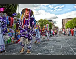 ¿Qué expresan los bailes mestizos y con que medio lo realizan?