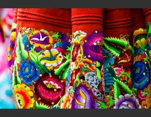 ¿Qué expresan los bailes mestizos y con que medio lo realizan?