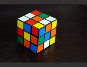 ¿Cuántas caras, vértices y aristas tiene un prisma cuadrangular y ejemplos?